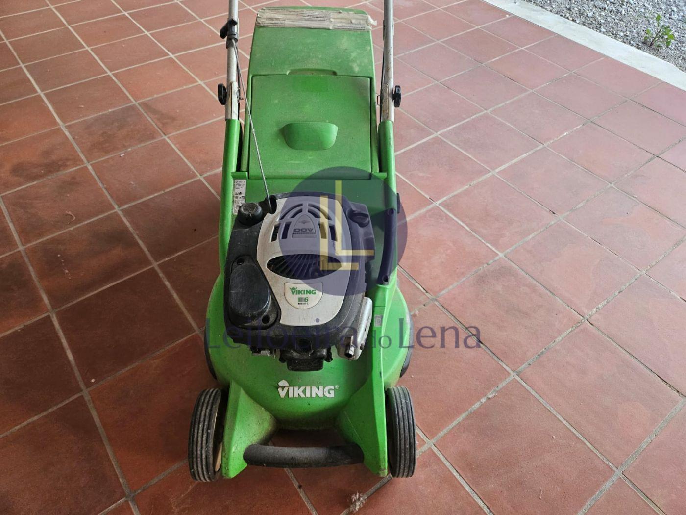 M&aacute;quina de cortar relva marca Viking, s&eacute;rie 6